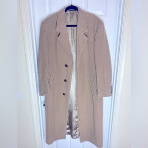 Bill Blass Men’s Classic Camel Hair blend overcoat size R38.